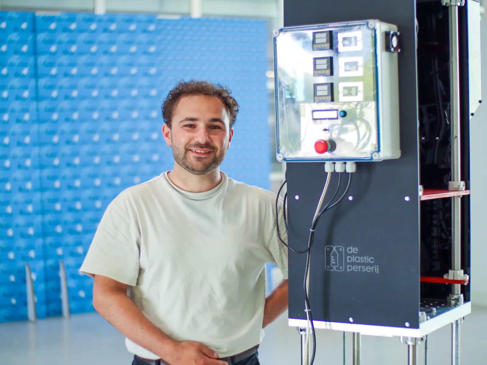 Joost naast de automatische spuitgietmachine