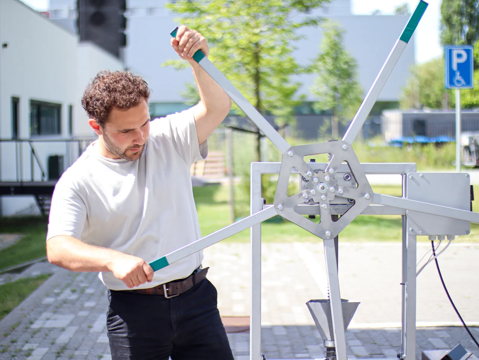 Joost werkt met de handmatige spuitgietmachine